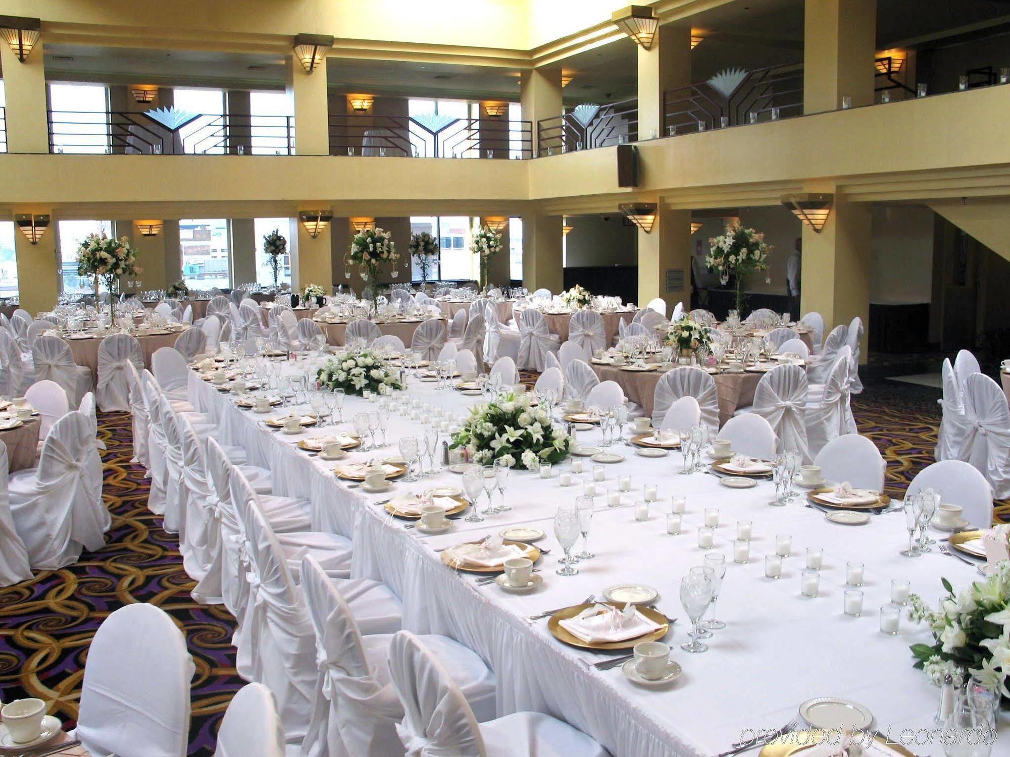 Atheneum Suite Hotel Детройт Екстериор снимка